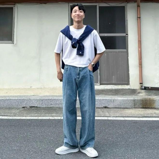 生搭配这3件衣服更合适潮流又有型！CQ9电子网站喜欢穿“牛仔裤”的男(图2)